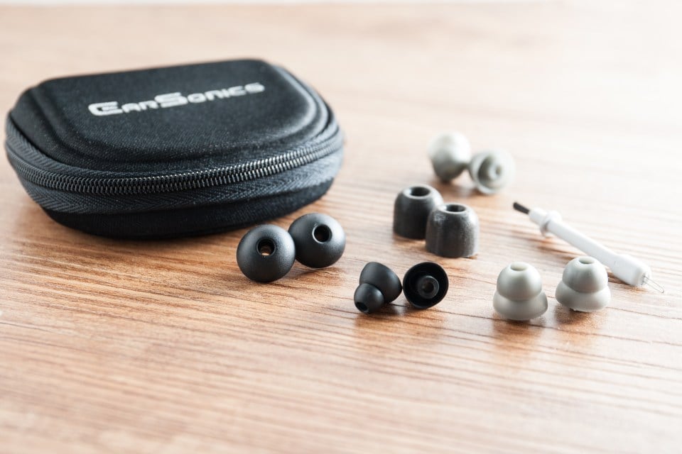 Earsonics 的名氣雖然不及 Shure、Westone 般響亮，但對耳機迷來說，絕對不會感覺陌生。這個法國耳機品牌以往主要集中在高階範疇，但最近擴闊產品線，全新推出 ES2 及 ES3 兩款入門代表作，延續 Earsonics 的嚴謹製作要求，堅持 100% 法國全人手精密製作。