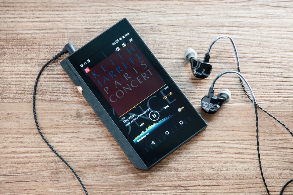 Earsonics 的名氣雖然不及 Shure、Westone 般響亮，但對耳機迷來說，絕對不會感覺陌生。這個法國耳機品牌以往主要集中在高階範疇，但最近擴闊產品線，全新推出 ES2 及 ES3 兩款入門代表作，延續 Earsonics 的嚴謹製作要求，堅持 100% 法國全人手精密製作。