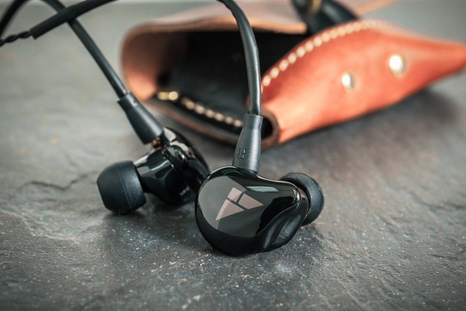 現時不少耳機迷都喜愛用可換線的耳機，因可隨時換上心水升級線玩調聲。今次挑選了 6 款 MMCX 換線耳機並分享一下聽後感，讓大家可作參考，在購買前先了解一下。