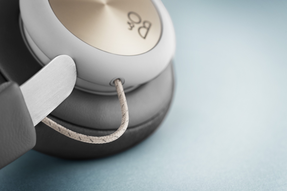 早前介紹過丹麥音響品牌 B&O Play 的高階無線耳機 Beoplay H9，最近品牌擴展產品線，推出入門無線耳機 Beoplay H4，看來想通吃入門和高價市場。