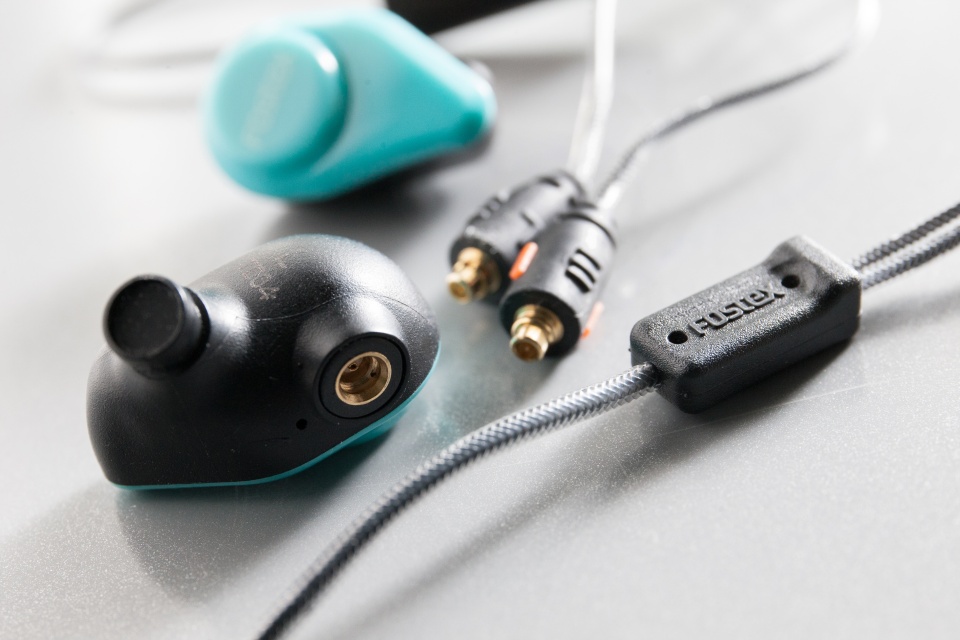 在可換線耳機的熱潮下，可換線已不再是貴價耳機的專利，愈來愈多品牌開始重視入門換線耳機，將門檻大大降低，令售價不過一千元的耳機一樣可以換線。日本音響品牌 Fostex 最近推出一款 TE04，六百餘元就能買到日系換線耳機。