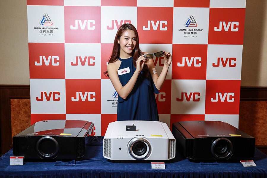 上年 9 月在德國 IFA 展覽上公佈的 JVC 旗艦投影機 DLA-Z1 剛剛正式抵港發售，配備了自家製採用 D-ILA 技術的「真 4K」解像度投影晶片，可說是現時 JVC 家用機當中的最強型號。至於售價方面都是「旗艦級」，要成港幣 24 萬元，到底實際投影畫面有幾靚？在發佈會現場就有機會一試。