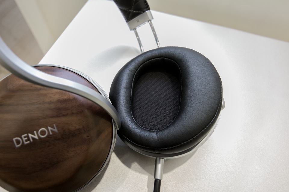Denon 為紀念旗下耳機面市 50 周年，特別推出新旗艦紀念作 AH-D7200，今次可算是反璞歸真，以前身的 AH-D7000 作為設計藍本，用上原木外殼設計，並且注入多年耳機開發的經驗。