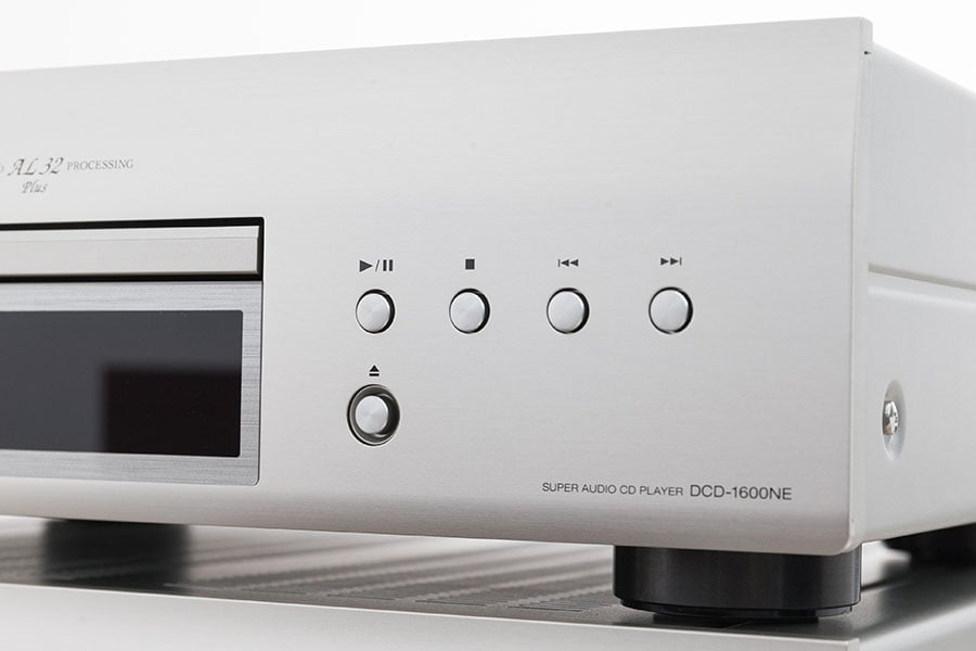 Denon DCD-1600NE CD 機和 PMA-1600NE 兩聲道擴音機，是早前推出的高階「套裝」DCD-2500NE 和 PMA-2500NE 的低一級兄弟機。比起後者一半多少少的價錢，但就擁有大部分的功能，對於入門或者中階用家來說更加抵玩，今次就試下這套組合的表現，亦會睇下同大哥爭幾遠。