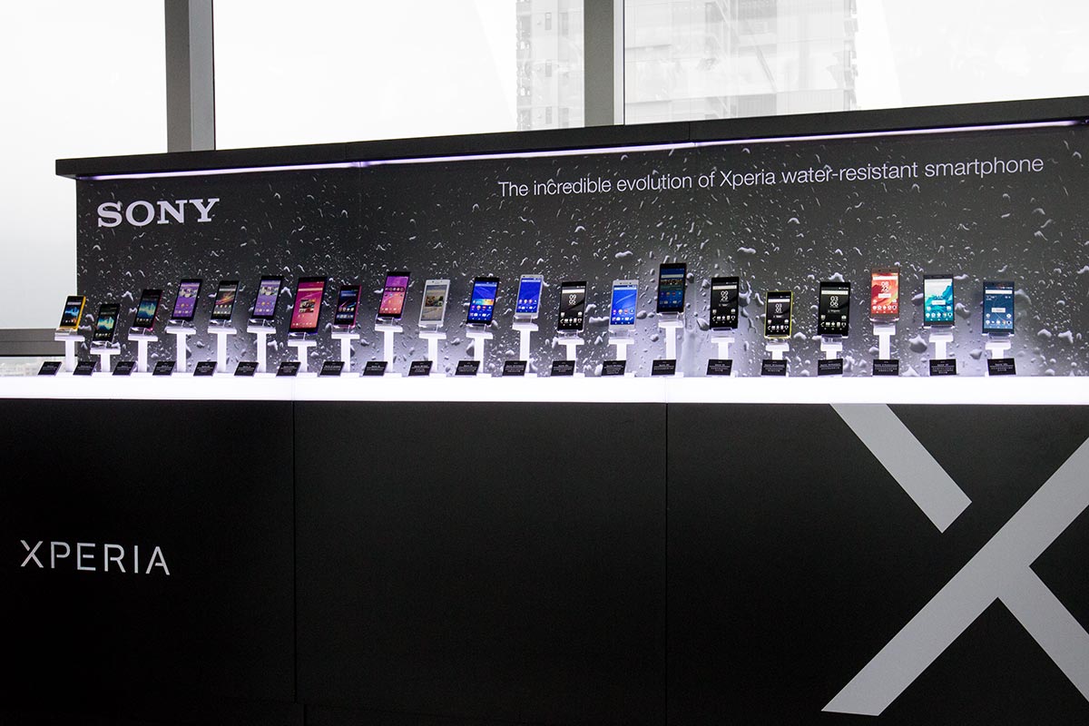 早前 Sony 於 MWC 2017 發佈了多部手機，其中一部較矚目的 Xperia XZs 今日在香港正式發佈，主打攝錄功能，採用最新 Motion Eye 相機系統，是全球首創內置存取記憶體 Exmor RS 感測器的智能手機，加上全新的 Bionz for mobile 影像處理器和 G Lens 鏡頭，可以做到每秒 960 格高速攝錄，捕捉超慢動作，記錄肉眼無法睇到的細微動作。