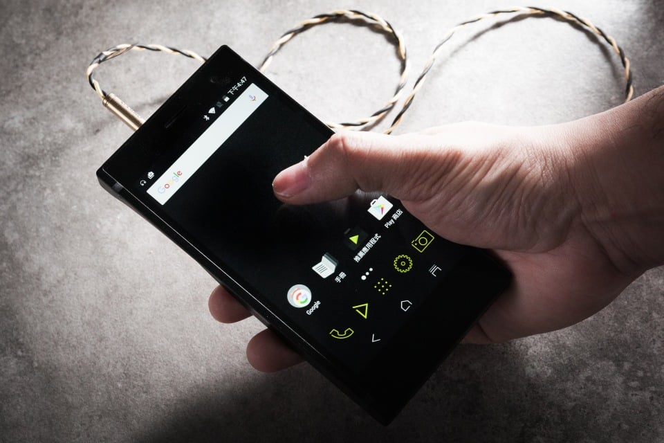 日系品牌 Onkyo 近年積極開拓流動音響產品，廠方一向十分重視香港市場，早前 CM 耳機系列是日本境外首度發行，而首款智能手機 GRANBEAT DP-CMX1 亦成為日本以外唯一發售地區。自稱為「High Fidelity Audio Smartphone」就已經說明來意，Onkyo 將研發 DAP 的線路設計放入智能手機身上，難怪不少傳媒都用「最強音質」來形容 DP-CMX1。