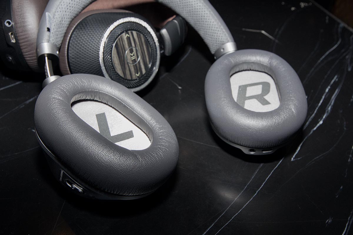藍牙耳機品牌 Plantronics 在剛剛舉行的發佈會上展出最新 ANC 降噪耳機 BackBeat PRO 2，其實上一代 BackBeat PRO 已是 2014 年的產物，事隔兩年半才推出後繼型號，外形設計當然與上一代截然不同，變得更加輕巧，而定價亦更吸引。