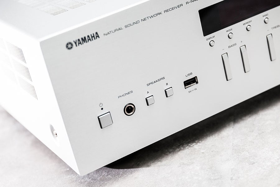 網絡音樂播放器早期價錢相當昂貴，雖然近年好多 AV 擴音機都配備了好齊全的 Hi-Res 音樂播放，以及網絡串流功能，不過對於少睇戲、或者唔玩環繞聲的朋友，就浪費了多聲道輸出。今次 Yamaha 的 R-N402 就是一款支援網絡串流播放的兩聲道擴音機，專為聽歌而設，而且定價相當吸引，三千有找的價錢就玩到音樂串流，而且駁對喇叭就聽得歌。