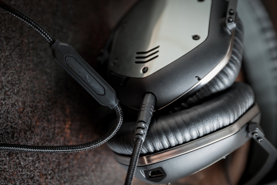 V-MODA 於 2006 年在美國加州創立，創辦人 Val Kolton 曾是一位著名 DJ，耳機的調聲偏向沉厚低頻表現，獲得不少職業 DJ 和專業音樂人愛戴。據知品牌原意是不會推出無線耳機，但 Val Kolton 收到不少用家都期望會有無線版本，於是便推出了首款藍牙無線耳機 CrossFade Wireless，並以代表作 M-100 為藍本追加無線功能。