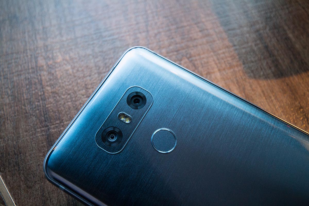 LG 新一代旗艦手機 G6，外形設計像上代 G5，但將多年來的換電傳統和模組式設計一併刪除，卻換來機身支援 IP68 防水及防塵規格，以及通過 MIL-STD-810G 美國軍用摔落測試，亦特別強調用上全新散熱設計。不過，G6 的最大賣點是全球首部採用 18：9 屏幕比例的智能手機，同時支援 Dolby Vision 及 HDR10 顯示格式，實行將電視技術放進手機上。