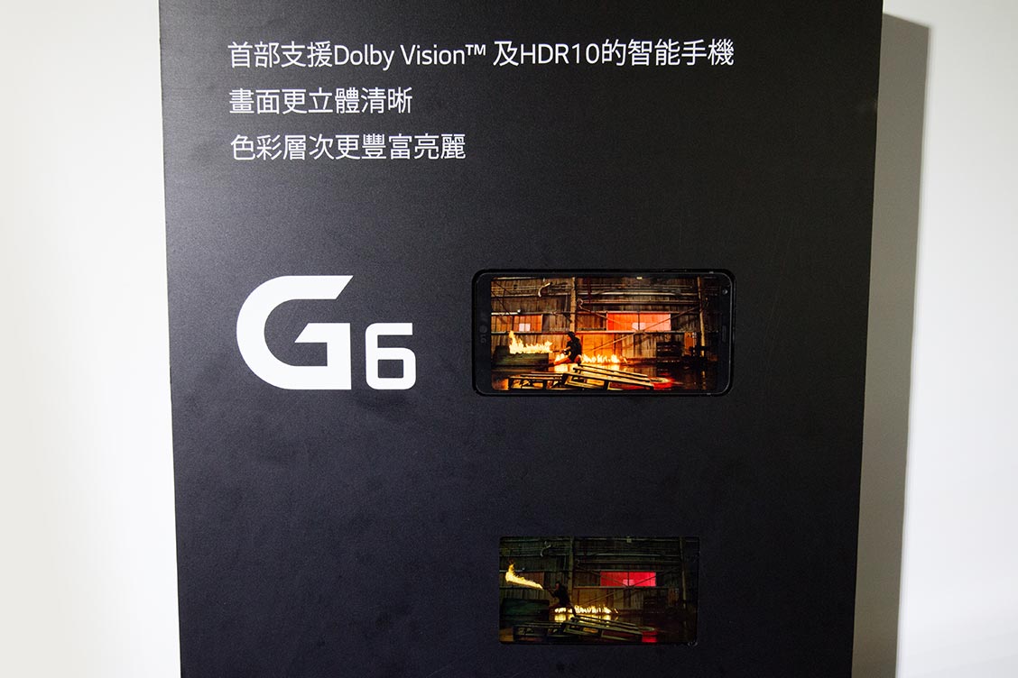 LG 新一代旗艦手機 G6，外形設計像上代 G5，但將多年來的換電傳統和模組式設計一併刪除，卻換來機身支援 IP68 防水及防塵規格，以及通過 MIL-STD-810G 美國軍用摔落測試，亦特別強調用上全新散熱設計。不過，G6 的最大賣點是全球首部採用 18：9 屏幕比例的智能手機，同時支援 Dolby Vision 及 HDR10 顯示格式，實行將電視技術放進手機上。