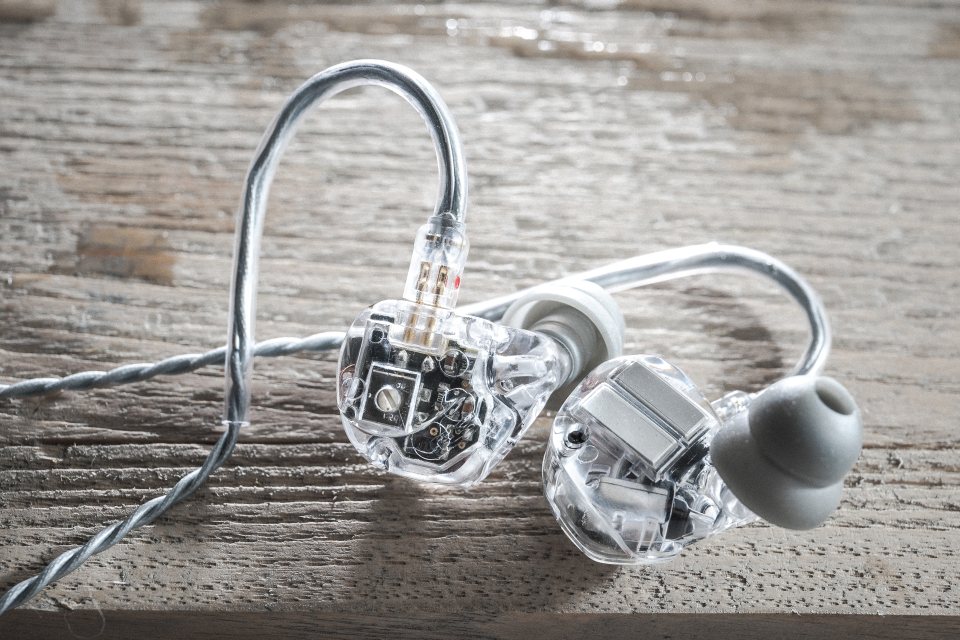 法國耳機品牌 EarSonics 近期動作多多，剛試完一款入門型號 ES3，今次輪到經典作品 Velvet 的升級版 Velvet V2，雖不是頂級型號，但也是品牌的 Signature 系列。同樣採用三動鐵單元設計，亦可以用螺絲批自行調聲。