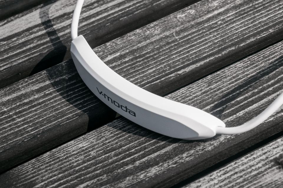 V-MODA 是最多職業 DJ 使用的耳機品牌，最近開拓新的產品線，首推無線運動耳機 Forza Metallo Wireless，繼承品牌以往的優良技術，機身符合美軍 MIL-STD 嚴格測試、用上意大利製造調聲物料，更特別強調防汗水性能，能夠有效防止因流汗導致耳機損壞。