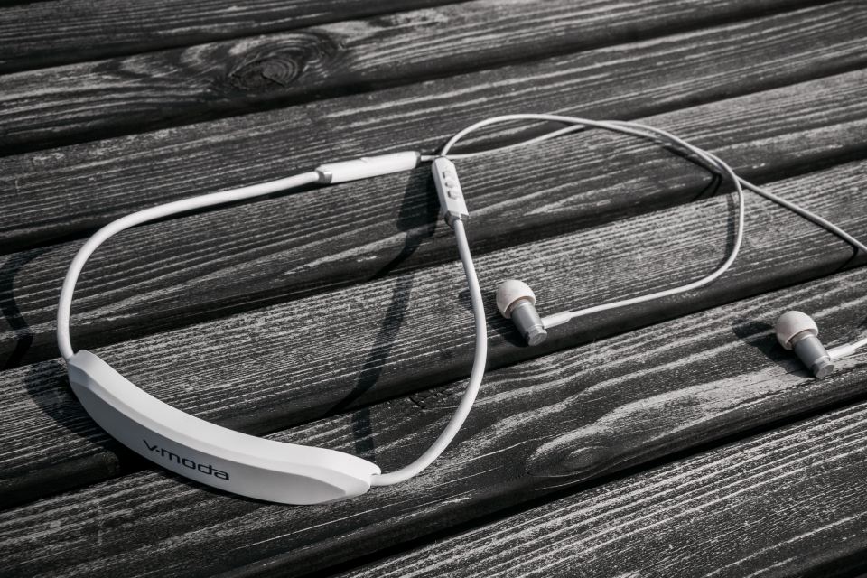 V-MODA 是最多職業 DJ 使用的耳機品牌，最近開拓新的產品線，首推無線運動耳機 Forza Metallo Wireless，繼承品牌以往的優良技術，機身符合美軍 MIL-STD 嚴格測試、用上意大利製造調聲物料，更特別強調防汗水性能，能夠有效防止因流汗導致耳機損壞。