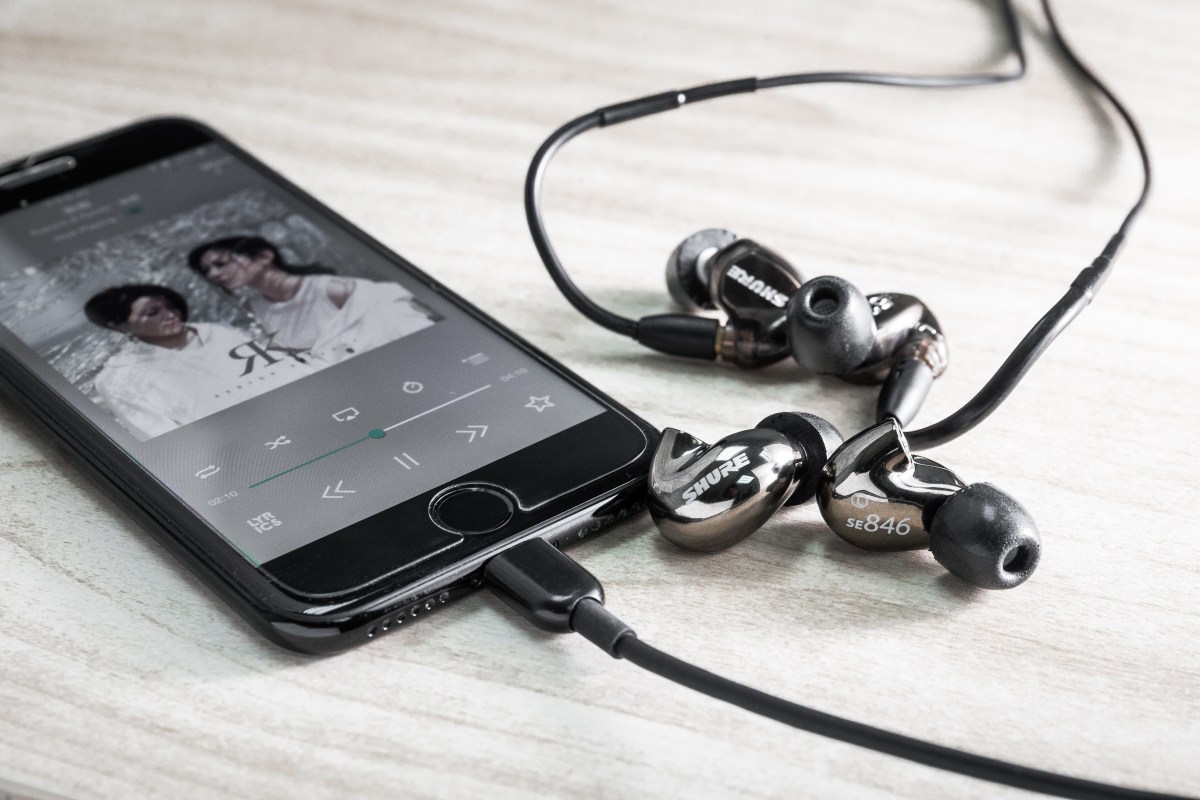 自從 iPhone 刪除了 3.5mm 耳機插口之後，要聽歌一係用藍牙耳機，或者加條跟機尾（Lightning 轉 3.5mm 轉換線），但老實說音質真係好一般。最近 Shure 推出一條內置線控和收音咪的 Lightning 耳機線 RMCE-LTG，列明適用於 SE215、SE315、SE425、SE535 及 SE846 的耳機。