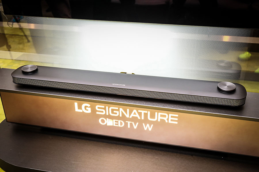 LG 今年繼續力推 OLED TV，而且技術方面再有新突破，今次在香港推出的 SIGNATURE 系列 OLED TV W7 機身厚度只有 3.85mm，掛牆擺放猶如貼牆紙一般，但就提供 4K HDR 的超逼真畫面。發佈會現場仲有得試埋配套的 4.2 聲道 Dolby Atmos Soundbar，究竟整體畫質效果有幾好？今次就即場試下。