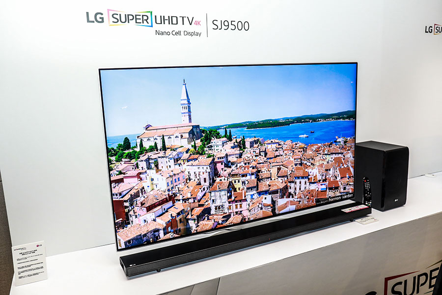 LG 今年繼續力推 OLED TV，而且技術方面再有新突破，今次在香港推出的 SIGNATURE 系列 OLED TV W7 機身厚度只有 3.85mm，掛牆擺放猶如貼牆紙一般，但就提供 4K HDR 的超逼真畫面。發佈會現場仲有得試埋配套的 4.2 聲道 Dolby Atmos Soundbar，究竟整體畫質效果有幾好？今次就即場試下。