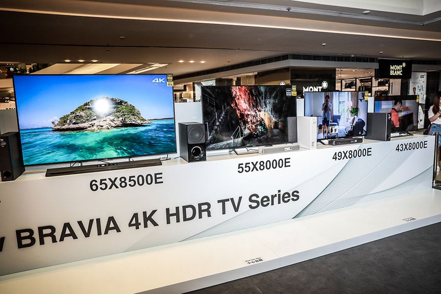 Sony 新一系列的 4K HDR 電視剛剛正式抵港，X9400E、X9300E 配備了由頂級旗艦 Z9D 繼承而來的 X1 Extreme 影像處理器，可以局部優化畫面效果，令 4K HDR 的表現可以更上層樓。另外，同時推出的 X9000E、X8500E 及 X8000E 都採用了 Android TV 系統，各種影片、遊戲 Apps 令電視功能更豐富好玩。