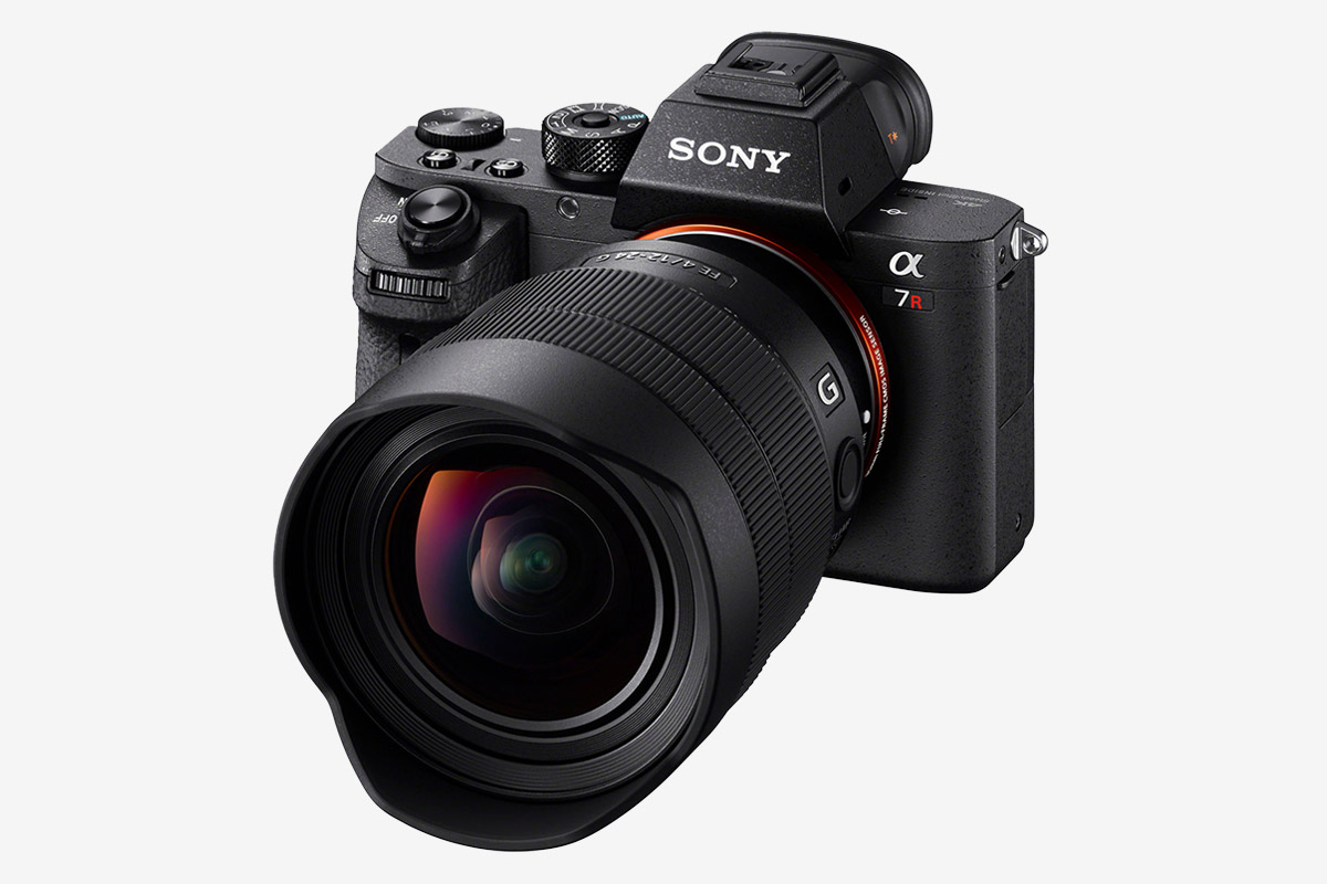 之前一直有傳 Sony 會推出 G Master 系列的超廣角鏡頭 FE 16-35mm F2.8 GM，這支新鏡剛剛終於正式推出，將 Sony 全片幅無反的「大三元」鏡頭系列補全。同時推出的還有一支更廣角的 FE 12-24mm F4 G 鏡頭，兩支新鏡都可說是為了喜歡風景攝影的朋友和攝影師而設。
