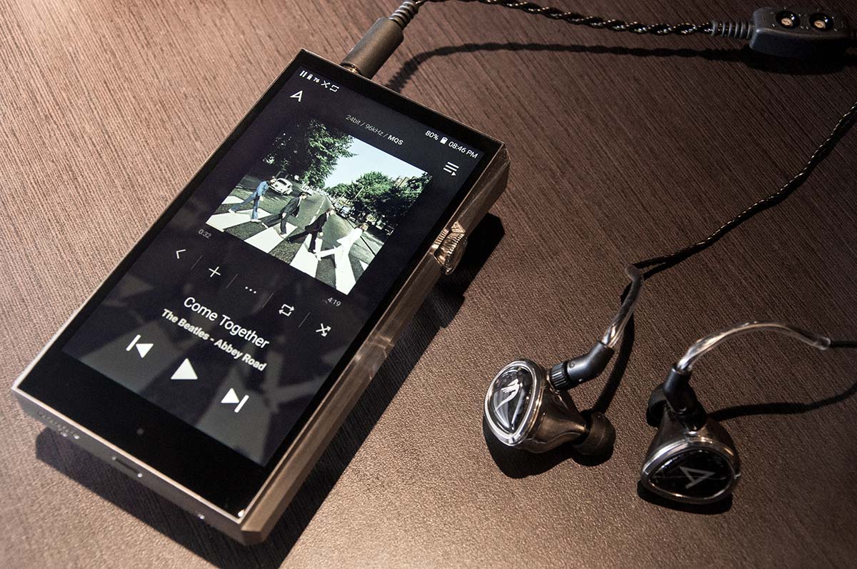 韓國品牌 Astell&Kern（簡稱 AK）在剛過去的慕尼黑音響展上，展出新旗艦 A&ultima SP1000，屬品牌最頂級型號，將取代原有的 AK380 旗艦機，外形設計和操作介面均有所不同，而且硬件規格亦有大幅提升。Astell&Kern 向來很重視香港市場，是首發地區之一，於今日（5 月 25 日）在港舉行發佈會，即場給傳媒人士率先試玩。