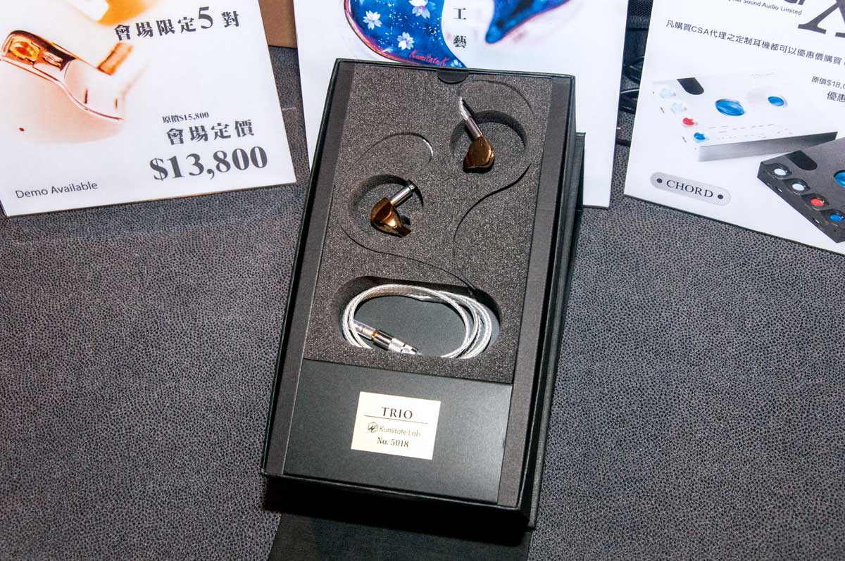 這個周末於尖東有一個影音耳機展「香港影音博覽暨流動音響展」（簡稱 HKAVPE），以「買得起的視聽享受」為宗旨，但筆者覺得有部分視聽產品都唔係咁易買得起。姑勿論，今屆大會特別增設「流動音響展銷區」，內裡設置 12 個攤位，有很多耳機產品任玩任試，部分產品更以會場限定優惠價發售，自然吸引到不少耳機迷入場試玩。