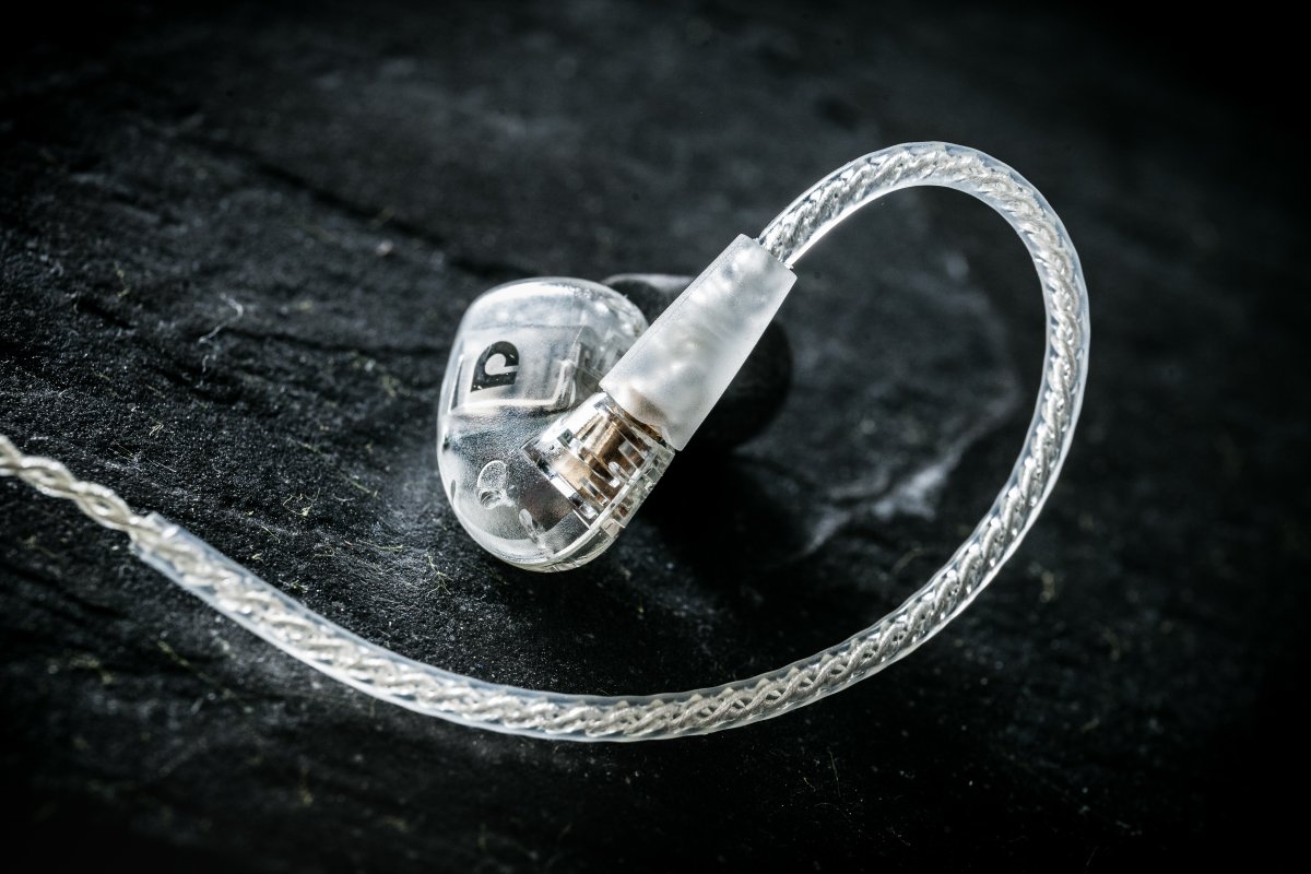 澳洲耳機品牌 Audiofly 雖則名氣不大，但旗下耳機產品向來以高質素見稱，在 Head-Fi 界早已有不少支持者。今次評測的是旗艦之作 AF1120，與之前 AF180 相比，每邊的動鐵單元由 4 個增至 6 個，音質能否大幅提升呢？單元更多會否變得難推呢？