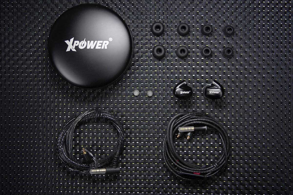 香港品牌 XPower 主打手機配件，近年大力推出耳機影音產品，繼 XP-BE2、XP-BH1 入門級耳機後，最近推出一圈兩鐵三單元耳機。XPower SMM3 Pro 外形細小，採用鋁合金外殼並可更換管嘴調音設計，跟機仲有兩條 MMCX 線，重點是音質細膩，分析力高，性價比絕對強勁。
