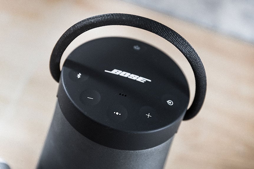 Bose 的 SoundLink 系列藍牙喇叭口碑一向相當好，所以早前 Revolve 和 Revolve+ 兩款新喇叭推出時，身邊都有好幾個朋友有興趣。尤其市面上雖然都有一些 360 度發聲的藍牙喇叭，不過就少有咁有型的設計。問題反而係「究竟揀邊隻好？」，Revolve+ 較大隻，似乎更好聲；Revolve 較小巧，更方便攜帶。所以我哋就一次過借齊兩隻嚟試吓，睇吓音質同使用上有咩分別、邊款會更好用。