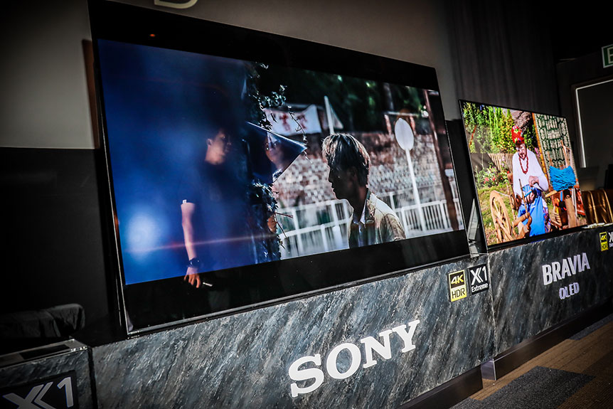 Sony 在上次 X9300E 的發佈會上面已經暗示過，今年夏天好快有新驚喜帶畀大家，而這個驚喜就是 Sony 首部 OLED TV「A1」！這個新系列剛剛正式在香港推出，也是首個在香港發售的日系 OLED TV。而且售價方面就相當進取，55 吋型號只需 $36,980。以普通 LED 電視來說這個價錢當然偏貴，不過以 OLED 電視來說就算得上相當實惠。今次 A1 仲配備了 Acoustic Surface 技術，發佈會現場當然就要試下屏幕識發聲到底有怎樣的效果。