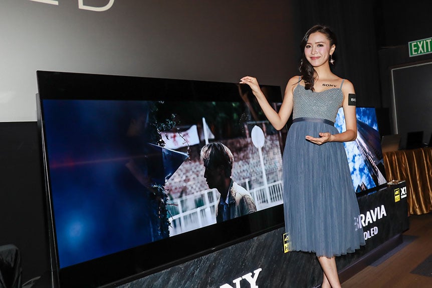 Sony 在上次 X9300E 的發佈會上面已經暗示過，今年夏天好快有新驚喜帶畀大家，而這個驚喜就是 Sony 首部 OLED TV「A1」！這個新系列剛剛正式在香港推出，也是首個在香港發售的日系 OLED TV。而且售價方面就相當進取，55 吋型號只需 $36,980。以普通 LED 電視來說這個價錢當然偏貴，不過以 OLED 電視來說就算得上相當實惠。今次 A1 仲配備了 Acoustic Surface 技術，發佈會現場當然就要試下屏幕識發聲到底有怎樣的效果。