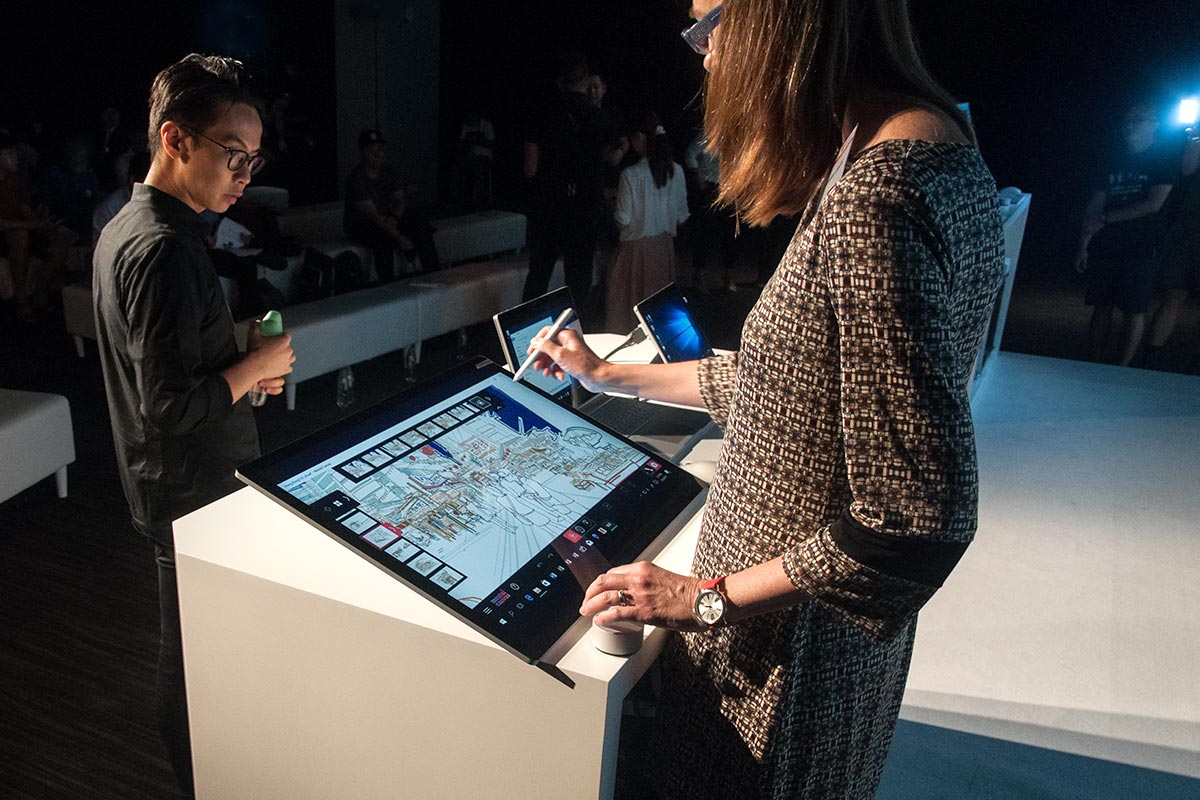 Microsoft 正式在港發佈一系列 Surface 家族新機，聲勢浩大，當中有 13.5 吋 Surface Laptop、12.3 吋新 Surface Pro、13.5 吋 Surface Book with Performance Base，以及 28 吋一體化電腦 Surface Studio。今次發佈會更邀請了紐約插畫家 Veronica Lawlor 現場示範以 Surface Studio 繪畫 3D 畫作。