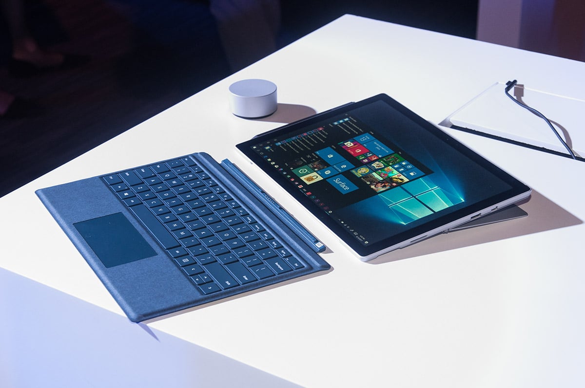 Microsoft 正式在港發佈一系列 Surface 家族新機，聲勢浩大，當中有 13.5 吋 Surface Laptop、12.3 吋新 Surface Pro、13.5 吋 Surface Book with Performance Base，以及 28 吋一體化電腦 Surface Studio。今次發佈會更邀請了紐約插畫家 Veronica Lawlor 現場示範以 Surface Studio 繪畫 3D 畫作。