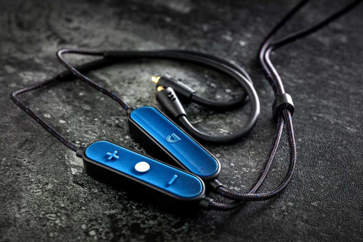澳洲耳機品牌 Audiofly 推出旗下首款藍牙耳機 AF100W，顧名思義是以 AF100 作為藍本，追加藍牙功能和支援 IPX4 防水等級。AF100W 繼承了品牌一貫輕身的特點，戴住耳機做運動，完全沒有任何負重感。