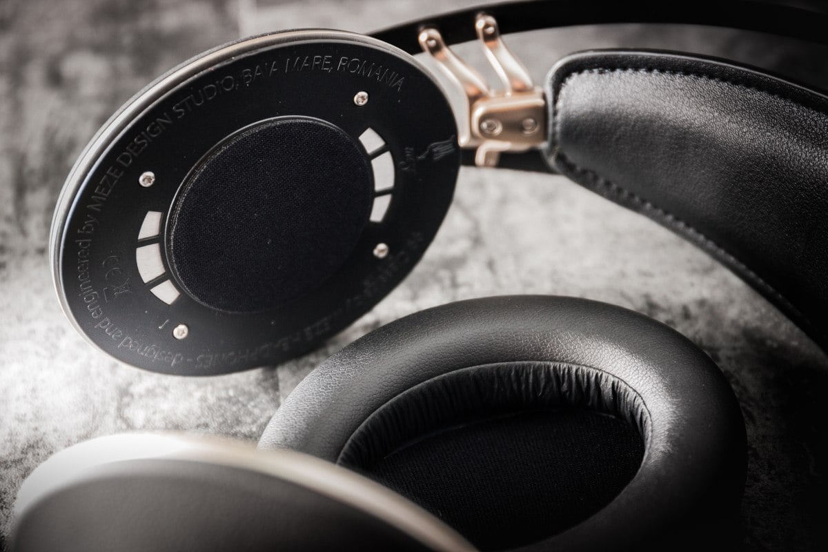 去年，新晉耳機品牌 Meze 襲港，筆者評測過他們首款耳機 99 Classics，無論造工、用料、佩戴感及音質等各方面，都較同價位耳機有優勢，覺得好抵玩。最近品牌以 99 Classics 為基礎，設計出另一款頭戴式耳機，名為 99 Neo，不單止外殼換上新裝，而且經過重新調聲，兩者的音色其實有很大分別。