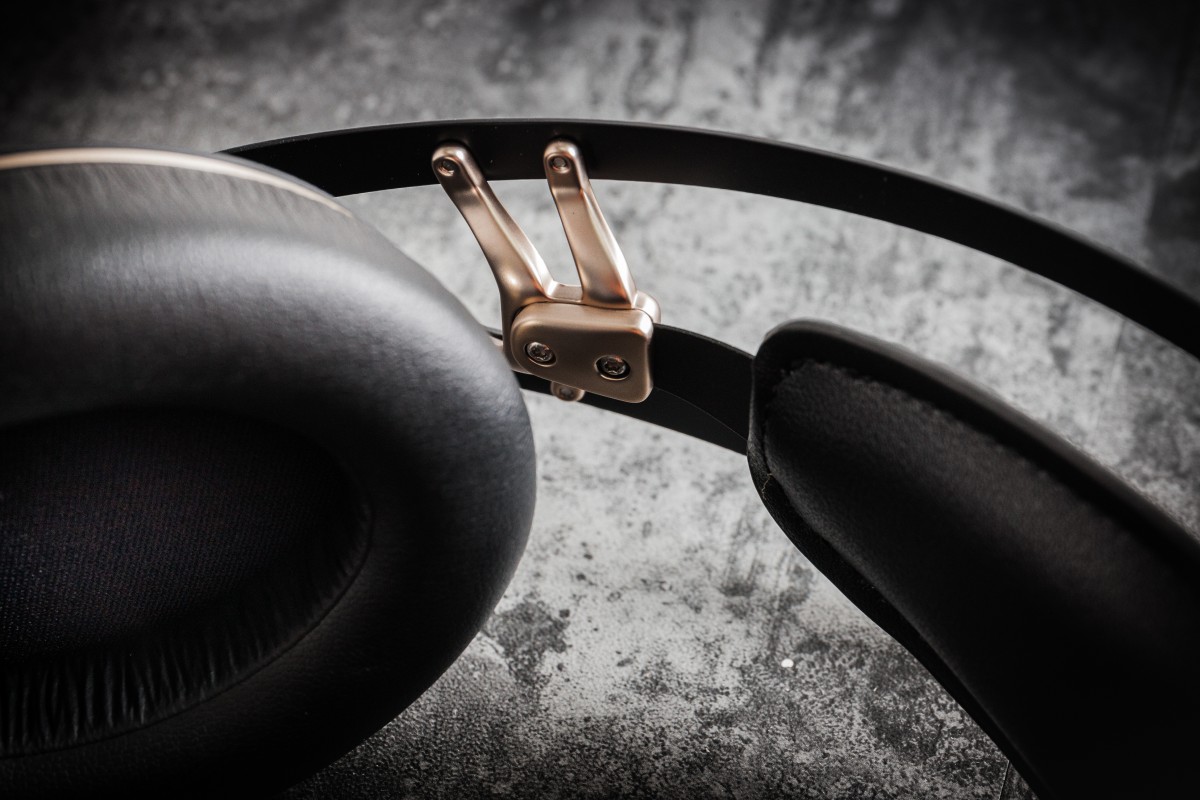 去年，新晉耳機品牌 Meze 襲港，筆者評測過他們首款耳機 99 Classics，無論造工、用料、佩戴感及音質等各方面，都較同價位耳機有優勢，覺得好抵玩。最近品牌以 99 Classics 為基礎，設計出另一款頭戴式耳機，名為 99 Neo，不單止外殼換上新裝，而且經過重新調聲，兩者的音色其實有很大分別。