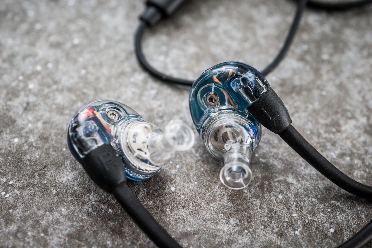 Fender 在去年加入耳機市場之後，已先後推出一系列 IEM 耳機。雖然部分都相當易推，直駁手機聽歌有足夠的音量和動態，但唯獨欠缺線控功能，看起來很簡單的三個鍵，沒有就會對操控上帶來不便。Fender 最新推出的入門級型號 CXA1，專門針對手機聽歌而設，是旗下首款設置三鍵式線控的耳機。