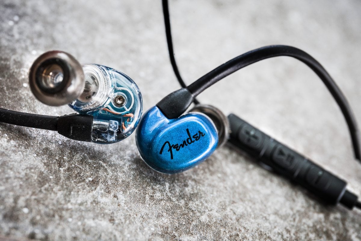 Fender 在去年加入耳機市場之後，已先後推出一系列 IEM 耳機。雖然部分都相當易推，直駁手機聽歌有足夠的音量和動態，但唯獨欠缺線控功能，看起來很簡單的三個鍵，沒有就會對操控上帶來不便。Fender 最新推出的入門級型號 CXA1，專門針對手機聽歌而設，是旗下首款設置三鍵式線控的耳機。