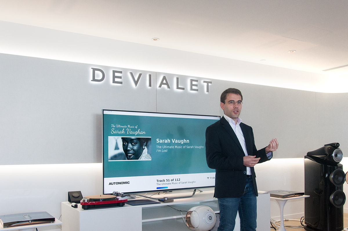 法國音響品牌 Devialet 的 Phantom 喇叭，憑著獨特的外形設計，及超強的聲音動態令人印象深刻。近年相當積極在亞洲地區拓展業務，不斷開設專門店，近日更在銅鑼灣利園的辦公室裡，增設名為「The Devialet Private Lounge」的貴賓試聽室，由 7 隻 Gold Phantom 組成 7.7 環繞聲道系統，參觀者必須預約，以一對一方式招待！同時亦適合舉行私人音樂派對，或獨家電影放映會。