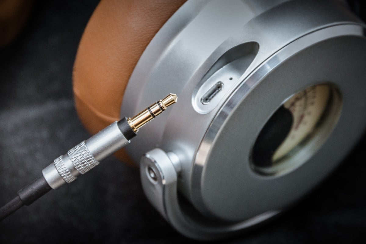 新晉耳機品牌 Meters Music 最近推出一款頭戴式耳機 OV-1，外觀非常獨特，竟然將音響器材的 VU 錶板（亦即是音量單位錶 / Volume Unit Meter）設於耳機外殼上，隨著音量節拍而左右擺動。同時亦具備主動式降噪功能，據稱開啟後能在嘈吵環境下消除 82% 的噪音。