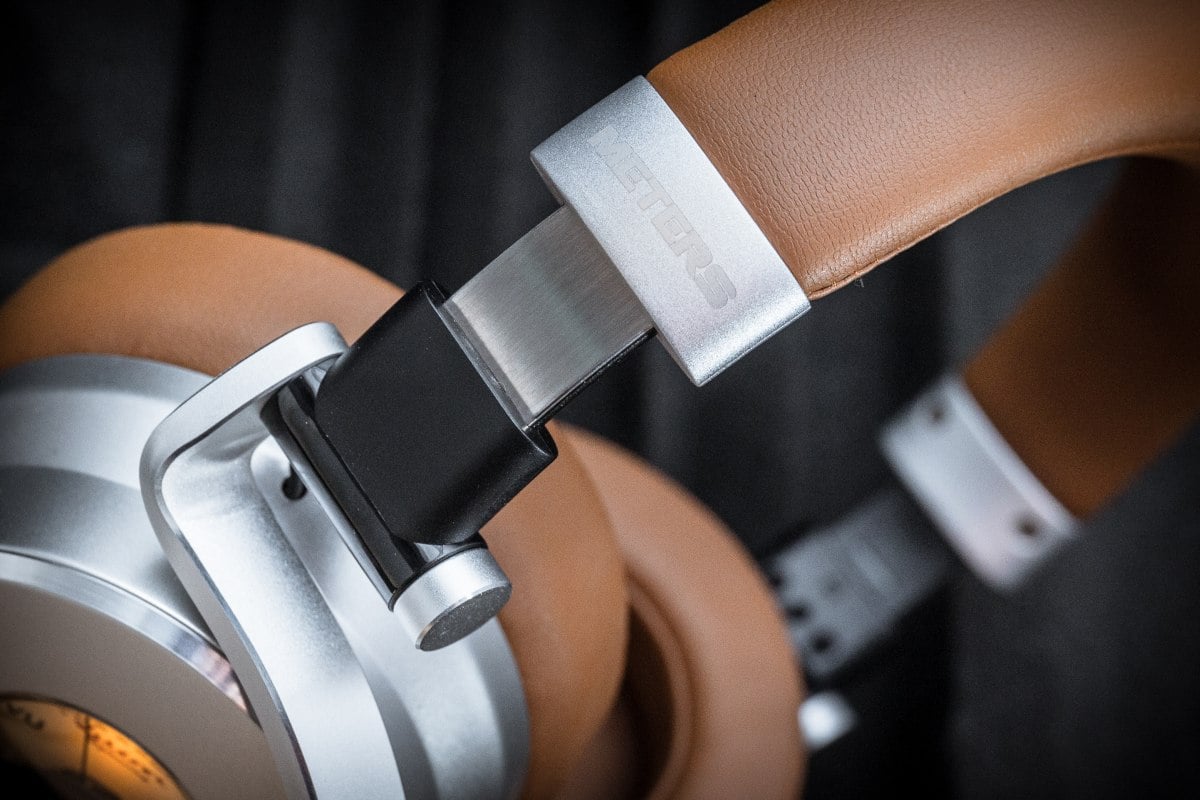 新晉耳機品牌 Meters Music 最近推出一款頭戴式耳機 OV-1，外觀非常獨特，竟然將音響器材的 VU 錶板（亦即是音量單位錶 / Volume Unit Meter）設於耳機外殼上，隨著音量節拍而左右擺動。同時亦具備主動式降噪功能，據稱開啟後能在嘈吵環境下消除 82% 的噪音。