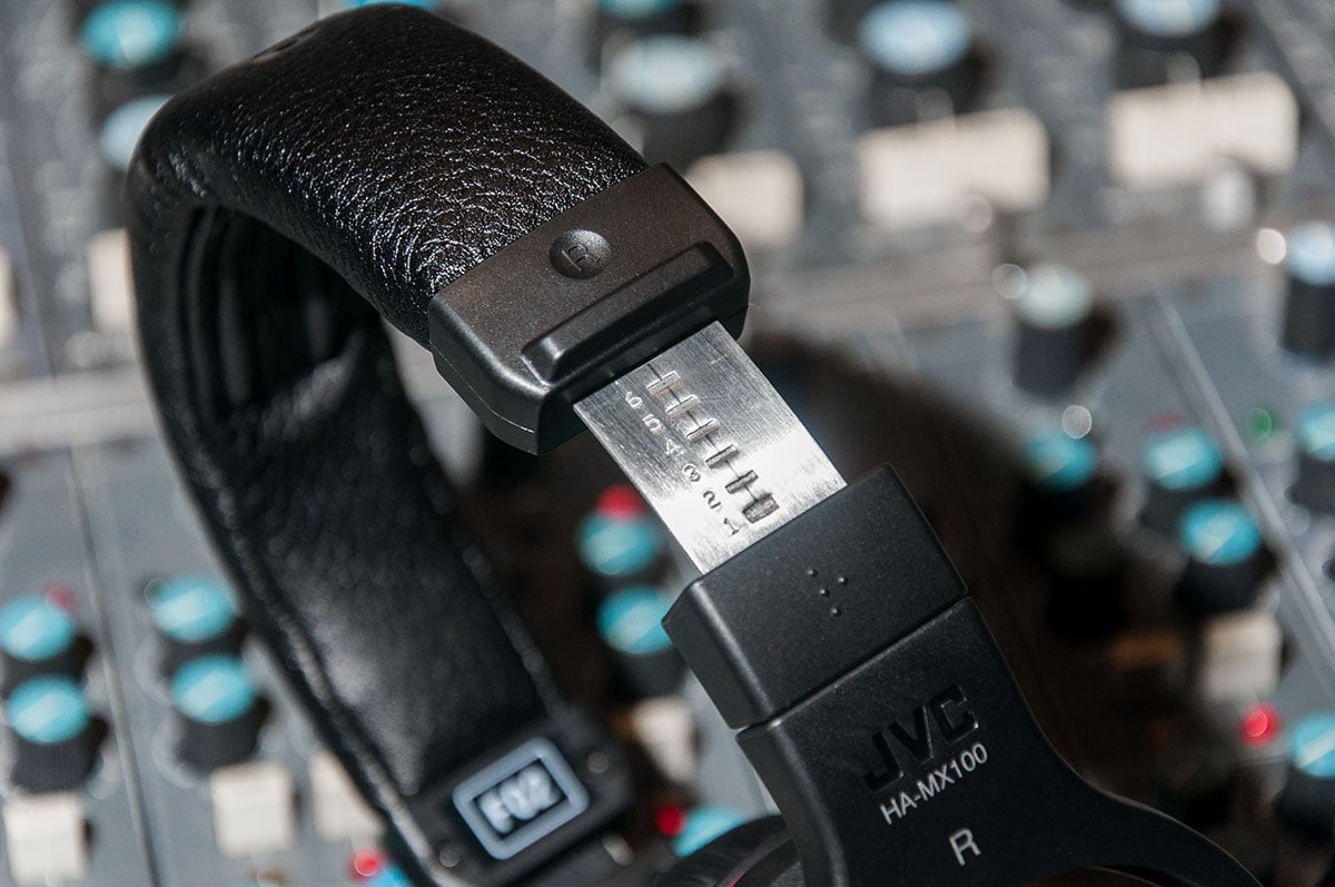繼 2011 年推出監聽耳機 HA-MX10，事隔 6 年，JVC 再度與日本著名錄音室 Victor Studio 合作推出 HA-MX100-Z 專業監聽耳機。香港成為日本以外首發地區，而價錢亦比上代更便宜，只售 $1,880，非常吸引！