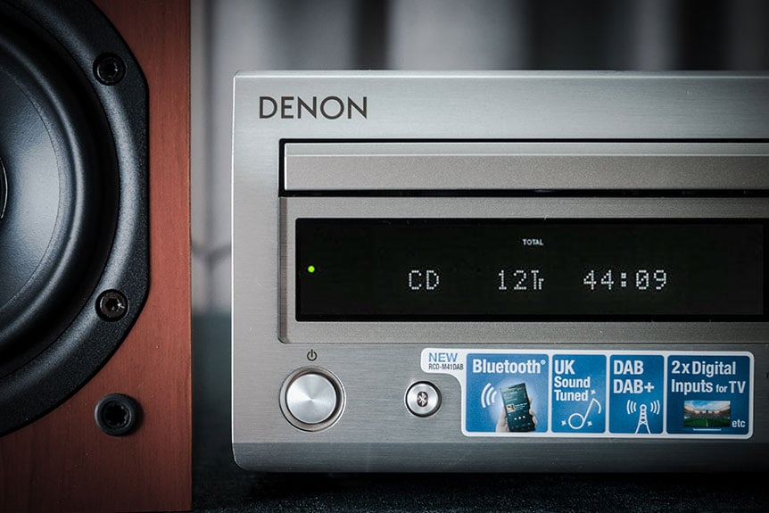 Denon 的微型音響組合一向都相當受歡迎，今次推出的 RCD-M41DAB 比起上代的 D-M40DAB 多了藍牙功能，接駁上更加方便。加上本身就已經相當出色的用料和設計，令這個口碑相當好的系列規格更加完善。我們今次就借到這款新的微型組合，看看是否保持了一貫的高質素、藍牙播放的效果又如何。