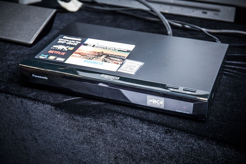 繼早前 Sony 推出 OLED 電視 A1 之後，又有日系品牌的 4K OLED 電視來港。今次 Panasonic 推出的 EZ1000 系列，其實已經是 Panasonic 第二款 OLED 電視，2015 年推出第一款的 EZ950 當時並未引入本港，今次本地用家終於有更多選擇。