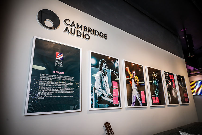 Cambridge Audio 一向在香港都有不少 fans，以往品牌由代理經營，雖然有得配搭其他不同品牌的器材試機，不過有時未必個個用家想試的型號都有齊。而家 Cambridge Audio 由香港分公司自己經營，全新體驗中心亦剛剛在荃灣正式開幕，這個「British Sound Experience Center」有齊 Cambridge Audio 現時最新的 CXN、CXU 播放器、擴音機等器材可以試聽，加上本身舒適的環境同設計，可以用 Cambridge Audio 的器材悠閒地聽吓歌，消磨一個下午，應該都幾享受！