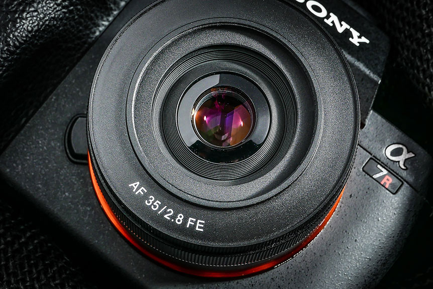 近年副廠鏡頭入面，Samyang 可算是做得最風生水起的其中一個品牌。由一直以來的手動定焦鏡，到最近開始為 Sony 全片幅 E-mount 推出的自動對焦鏡頭，都有好高的性價比。今次的 AF 35mm F2.8 FE 是繼 AF 50mm F1.4 FE 及 AF 14mm F2.8 FE 之後的第三款 AF（Auto-Focus）FE（Full-Frame E-mount）鏡頭。35mm 的小廣角焦段，用來「掃街」拍攝一流，今次就真的帶住佢街拍一下，睇下效果如何。
