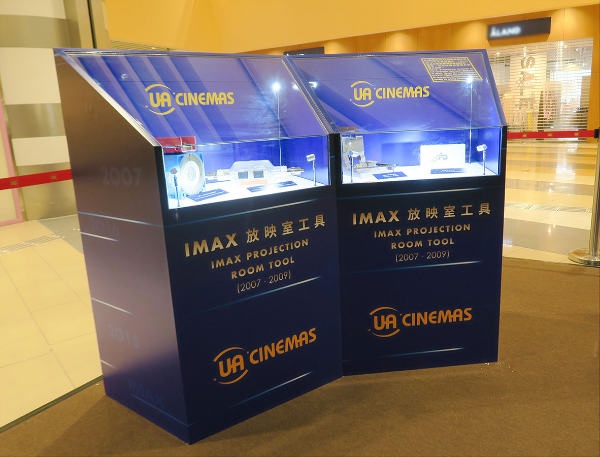 不經不覺原來 UA MegaBox 已經踏入第十個年頭，並且在 7 月中以全新姿態亮相，成為全港唯一同時擁有 IMAX、全院 D-BOX 動感電影系統、Dolby Atmos 和鐳射投影技術這四項先進設備的影院。UA 方面還在 MegaBox 商場 G/F 大堂推出 10 周年展覽，參觀人士可以睇到不同年代的 IMAX 珍貴放映器材，而且仲有 VR 遊戲玩。