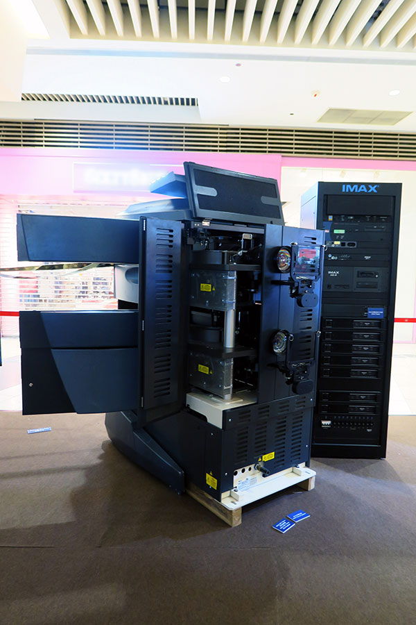 不經不覺原來 UA MegaBox 已經踏入第十個年頭，並且在 7 月中以全新姿態亮相，成為全港唯一同時擁有 IMAX、全院 D-BOX 動感電影系統、Dolby Atmos 和鐳射投影技術這四項先進設備的影院。UA 方面還在 MegaBox 商場 G/F 大堂推出 10 周年展覽，參觀人士可以睇到不同年代的 IMAX 珍貴放映器材，而且仲有 VR 遊戲玩。