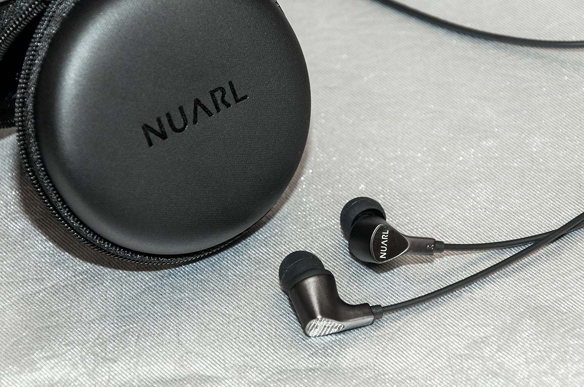 去年 11 月在日本成立的耳機品牌 Nuarl，耳機充滿日系風格，以簡約、輕巧為主要設計概念。而聲音表現主張 Natural（自然）及 Neutral（中性）。最近大昌影音成為了 Nuarl 代理，並正式在香港發售，並推出一系列耳機，當中最吸引的 NX01A 是全球首款採用 HDSS 專有技術的 Hi-Res 耳機，千元有找，音質有驚喜！