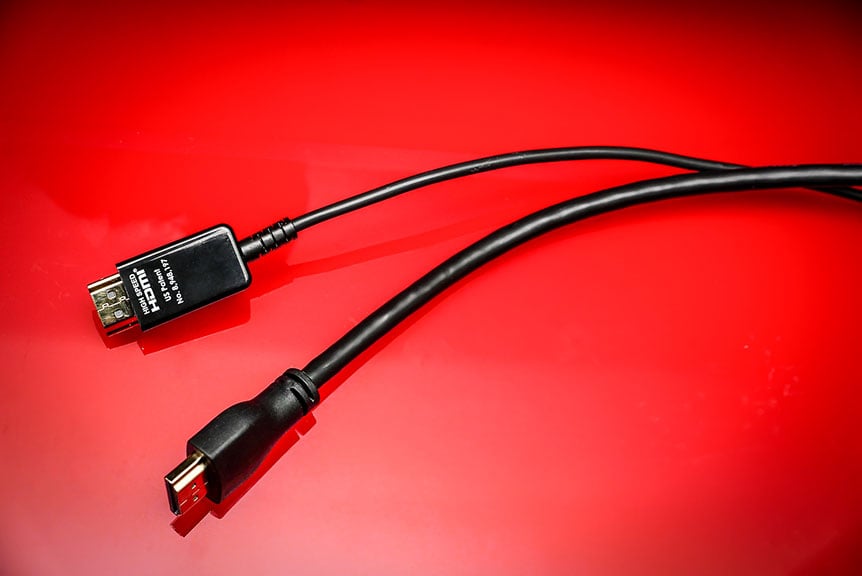 影音接線一向都是愈短愈好，長線材除了容易影響傳輸質素之外，亦都較易出問題。尤其是 HDMI 這類比較複雜的線材，阿熾以前家訪都遇過好幾次因為 HDMI 太長而花畫面，甚至完全黑畫面。不過有時用投影機，或者器材擺位同裝修的協調，都需要用到 5 米、10 米甚至更長的 HDMI，美國品牌 Cosemi 推出的「OptoHD」系列有源光纖 HDMI 線就相當適合應付這種情況，尤其是這個新系列支援 4K HDR 視訊，今次就試一試實際上聲畫傳輸的表現如何。