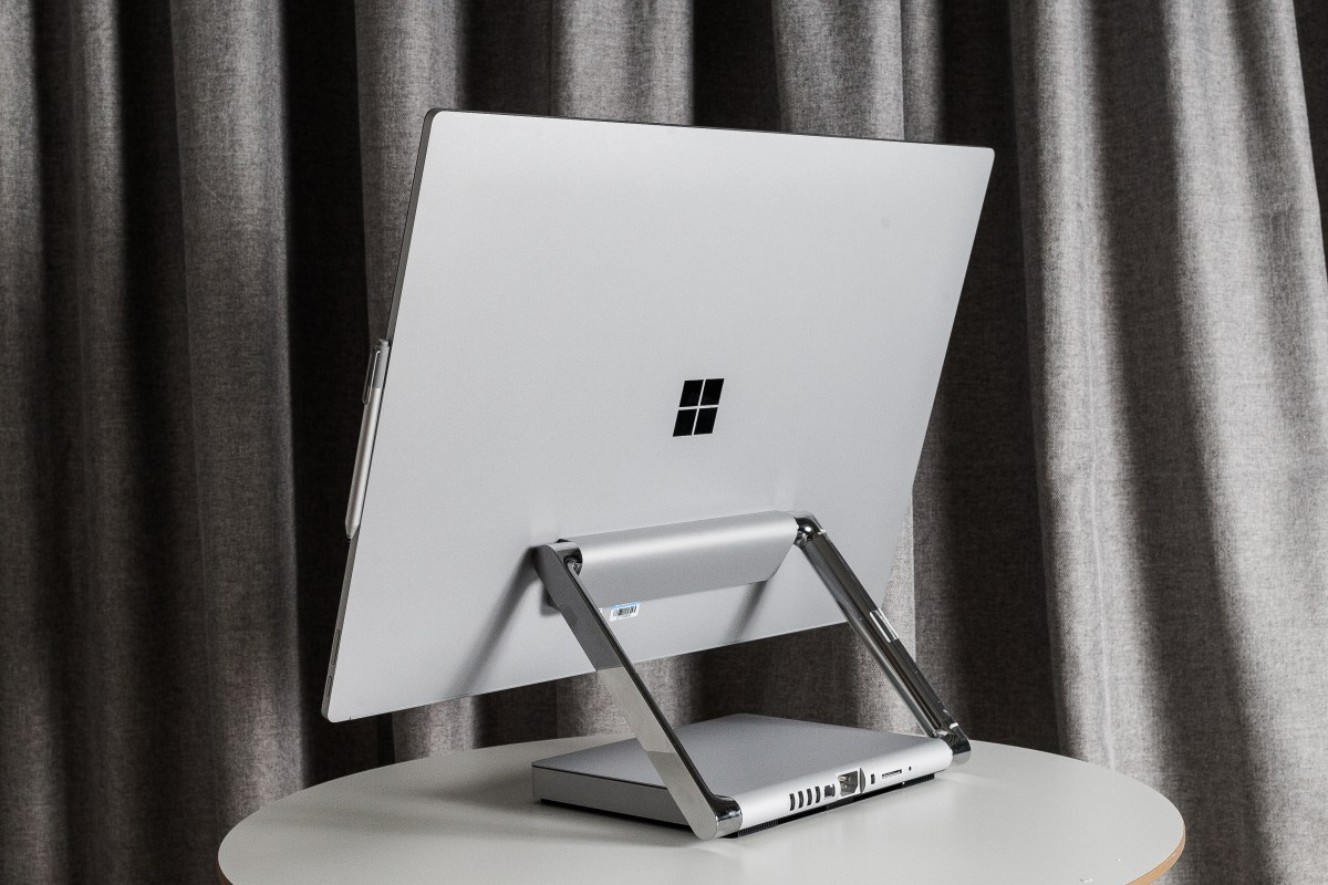 Microsoft 最新推出的 All-in-One 桌面電腦 Surface Studio，是專為繪圖及創作用家而設的，配備了 28 吋 PixelSense 觸控式屏幕，而且可調節不同角度。筆者借來試玩一段時間，使用後會否提高工作效率？能否吸引 iMac 用家過檔呢？以下分享 Surface Studio 實際應用於繪畫的心得。